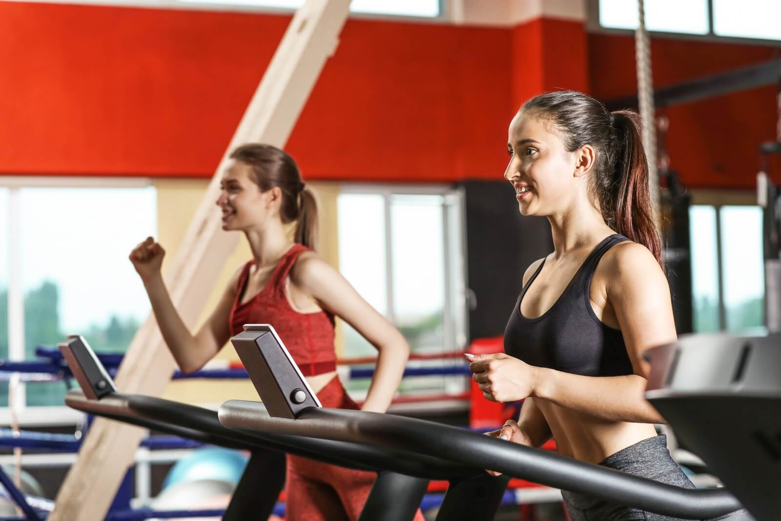 Treadmill Running vs. Outdoor Running: Understanding Key Differences and Benefits